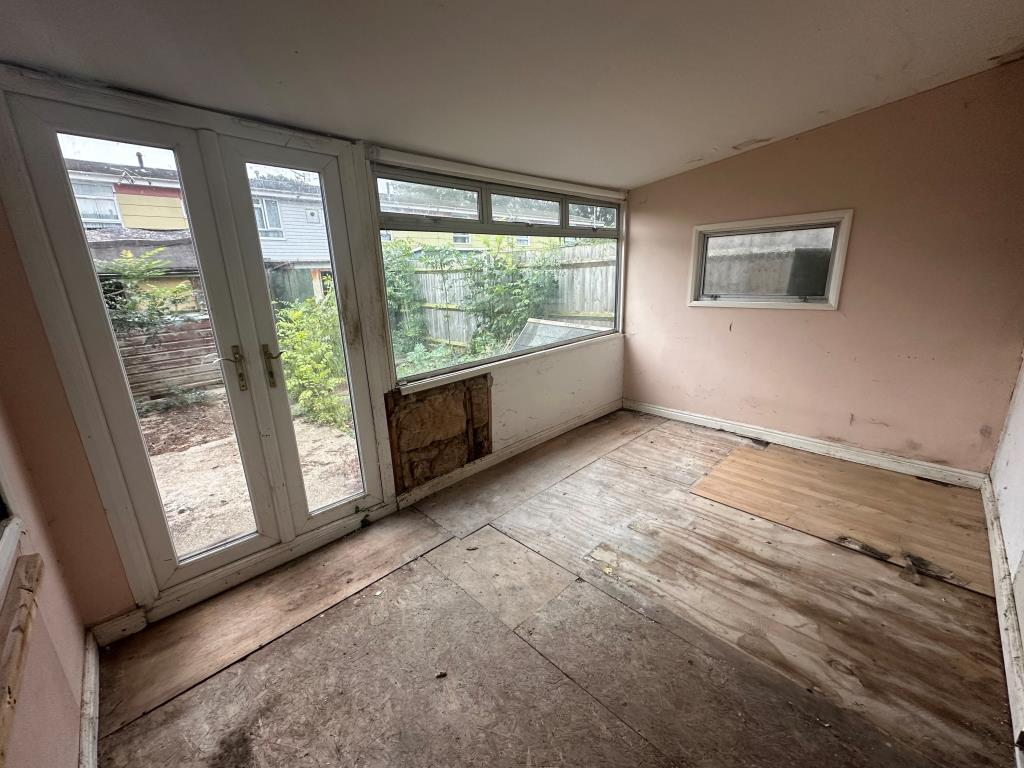 Lot: 137 - HOUSE IN NEED OF IMPROVEMENT - Sunroom